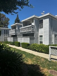 Building Photo - 2 bedroom & 1 bath condo in a parklike set...