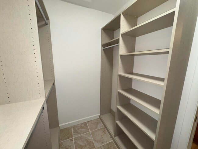 Building Photo - 6447 Parkview Dr