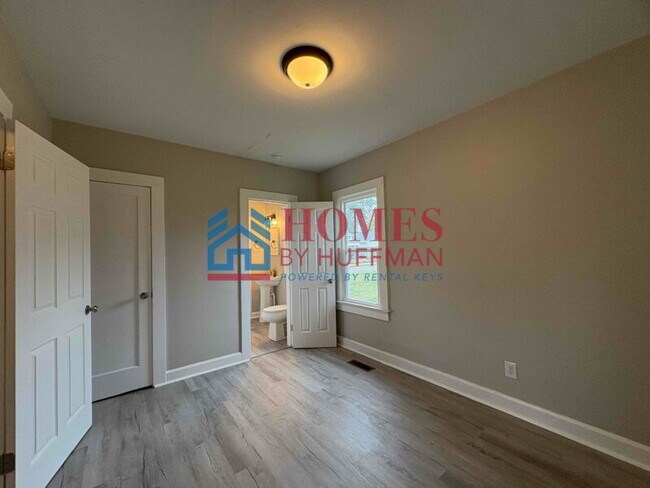 Building Photo - Two Bedroom House | Updated | Deposit Special