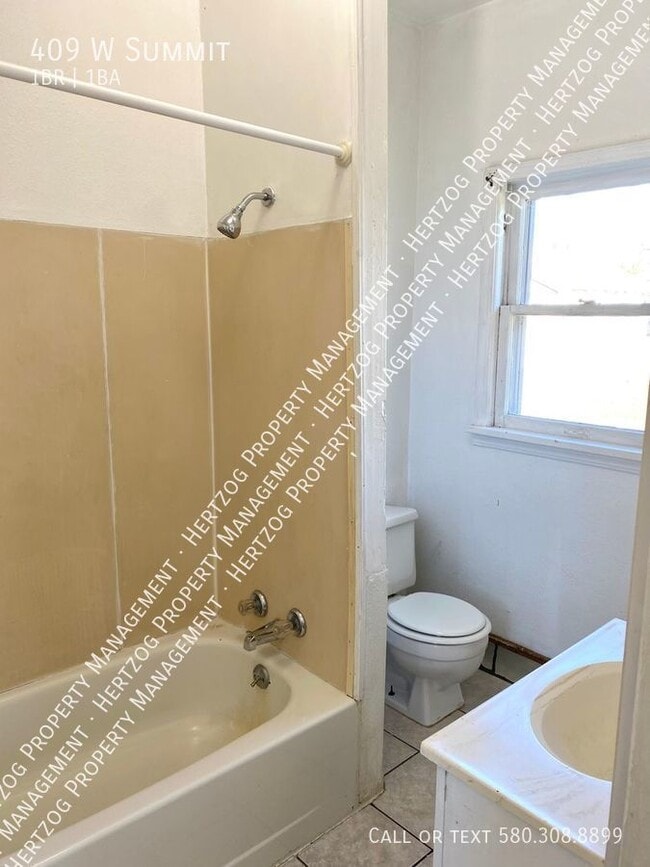Building Photo - 409 W Summit-