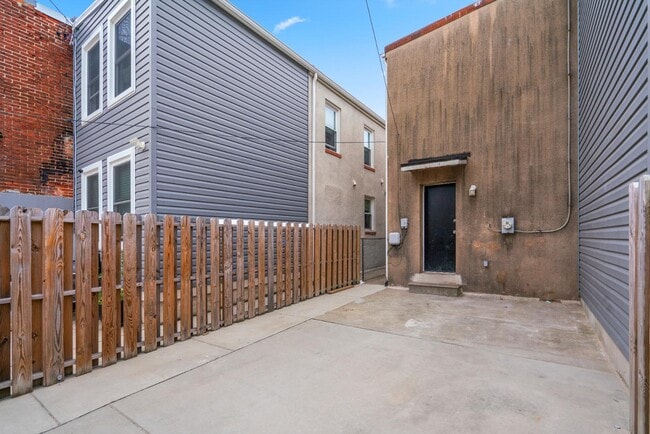 Building Photo - 2110 E Fayette St