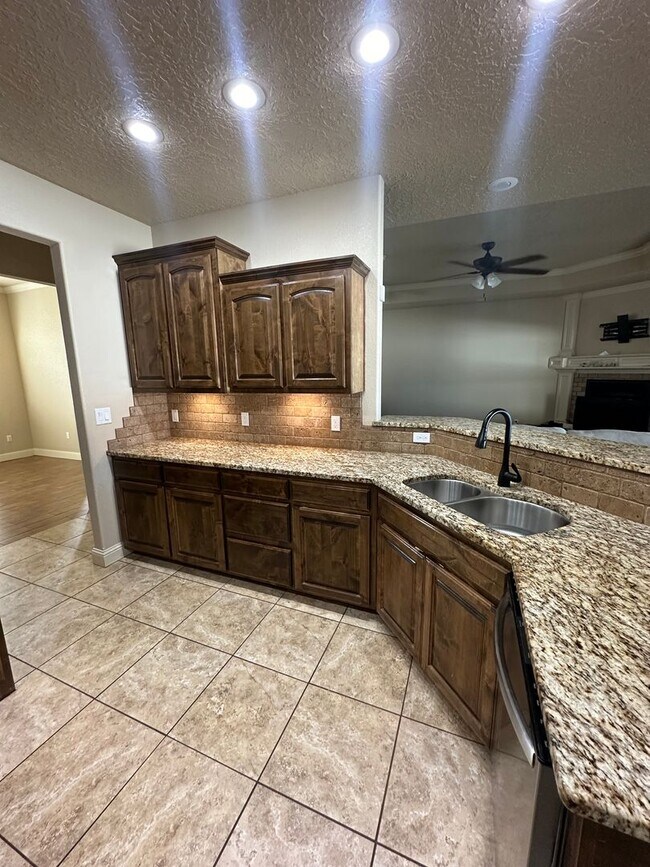 Building Photo - Stunning 4 Bed Home! 3 Car garage ! Mesa School District!