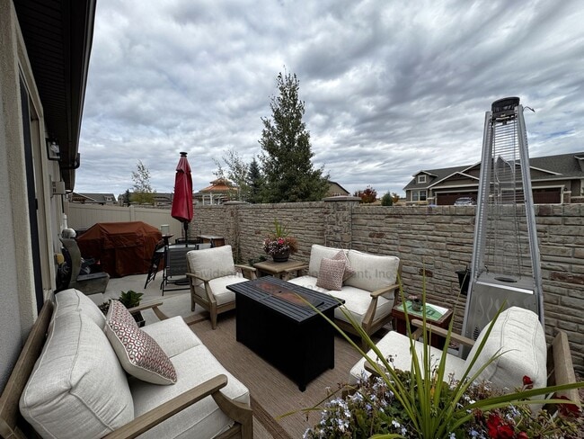 Building Photo - Stunning 3 Bedroom Patio Home Located in N...