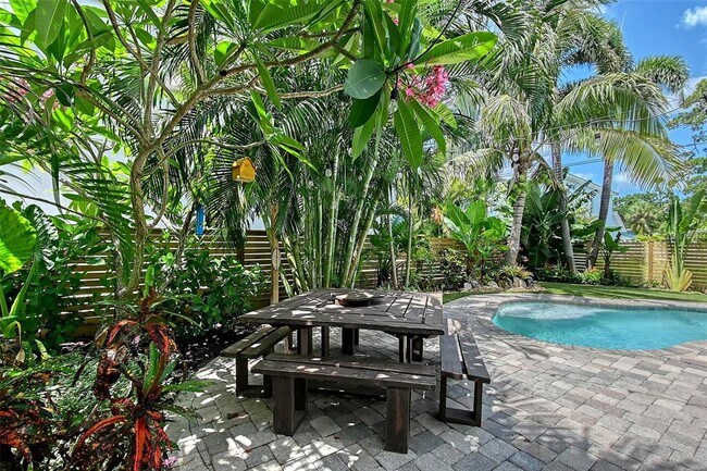 Building Photo - 1738 Siesta Dr