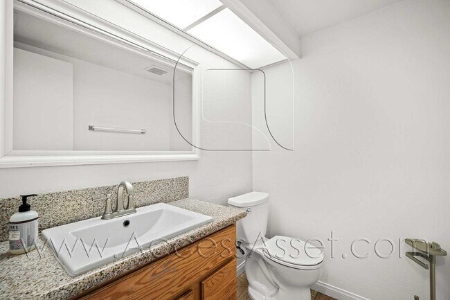 Building Photo - 661 Parkview Dr
