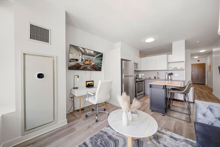 Building Photo - 347 S Clark St