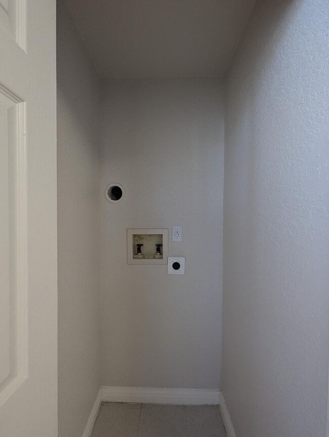 Building Photo - 1x1 Bright and spacious, convenient 1st fl...
