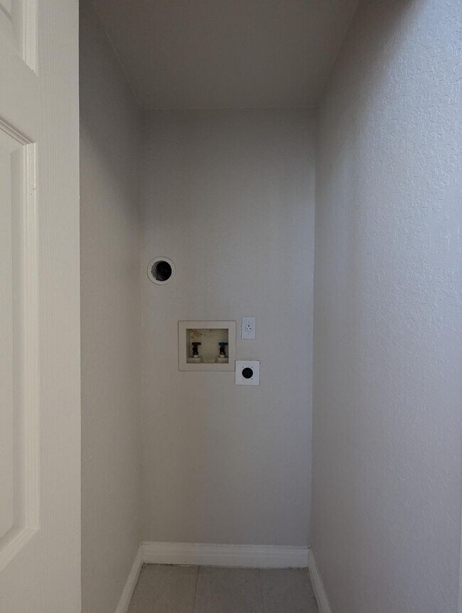 Building Photo - 1x1 Bright and spacious, convenient 1st floor unit