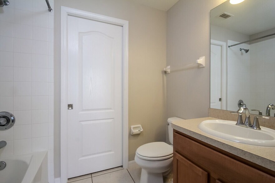 Building Photo - 10620 Shady Preserve Dr