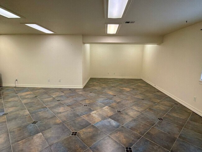 Building Photo - 625 Red Tail Dr