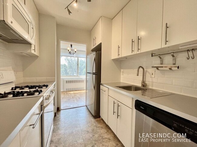 Building Photo - 4000 Tunlaw Rd NW