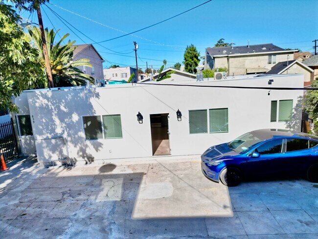 Building Photo - 859 W 43rd Pl