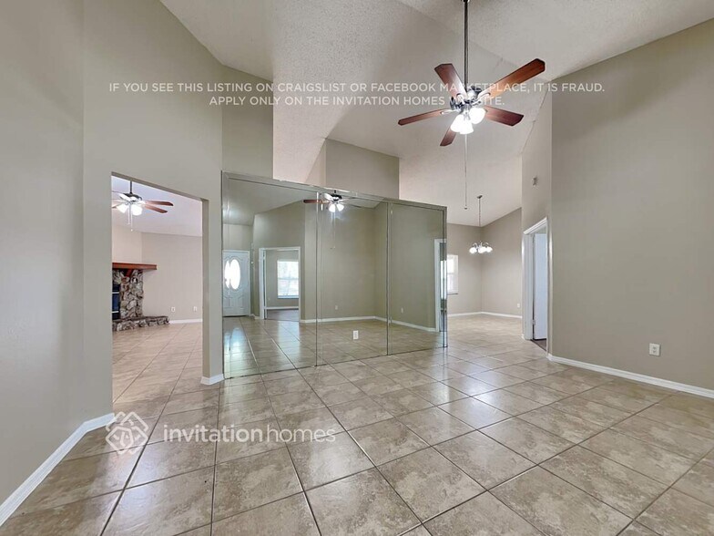 Building Photo - 2825 Mnr Hl Dr