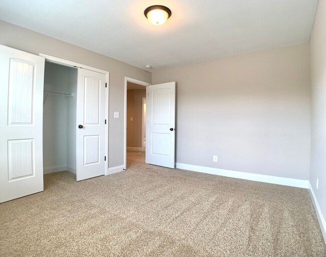 Building Photo - 733 Banister Dr