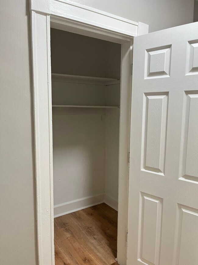 Building Photo - COMING SOON: Extra roomy 2 bedroom/1 bathr...
