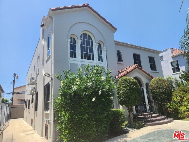 Primary Photo - 517 Serrano Ave