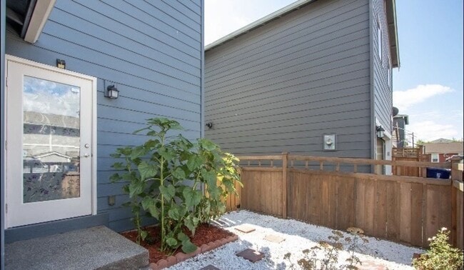 Building Photo - Large 4 bedroom home-Pet friendly!