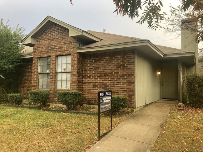 Building Photo - 3-2 DUPLEX! AVAILABLE NOW