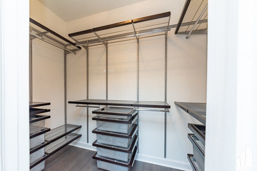 Building Photo - 450 W Surf St