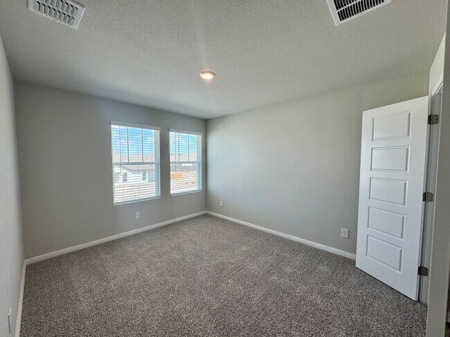 Building Photo - Stunning 4x2.5 Luxury Duplex in Buda, TX!