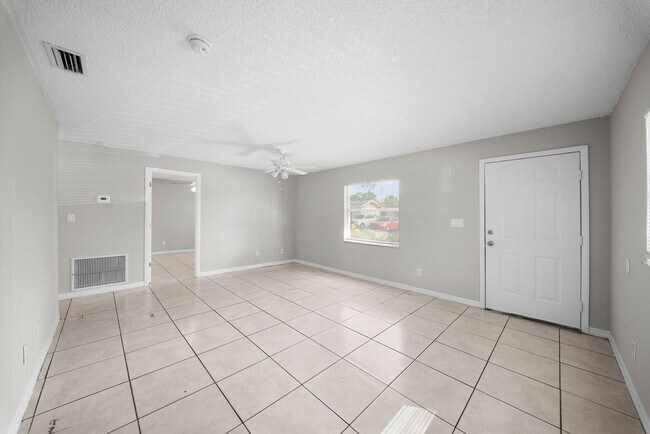 Building Photo - 5537-5539 10th Ave