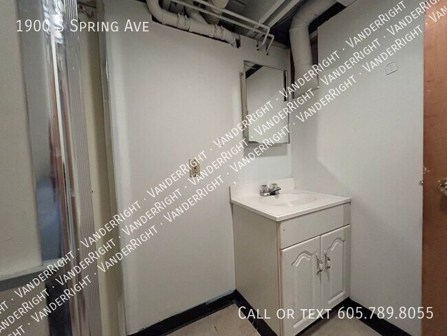 Building Photo - Spacious 4 Bedroom House With Huge Garage!