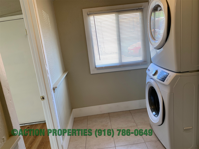 Building Photo - Central Roseville Bungalow 2 bedroom 1 Bat...