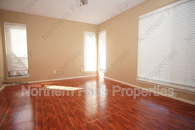 Building Photo - 637 Woodcrest Ln