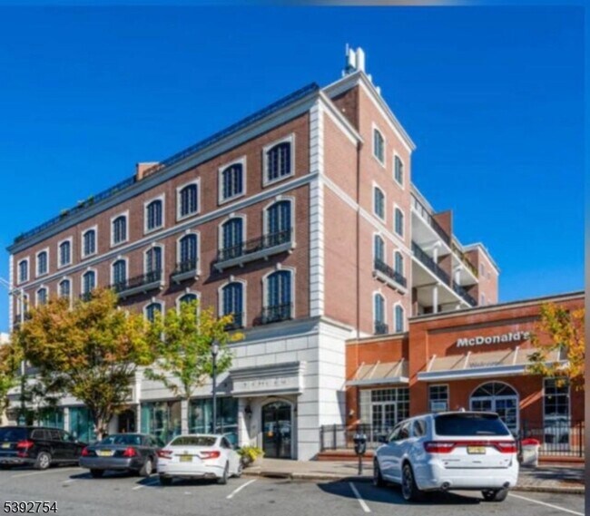 Primary Photo - 53 W Palisade Ave