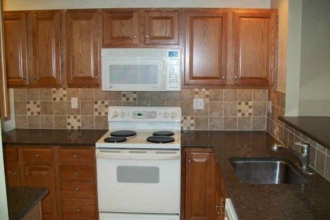 Building Photo - Beautiful 3 Bedroom Townhouse