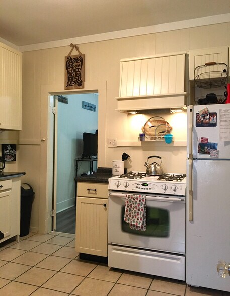 Building Photo - 807 Leontine St