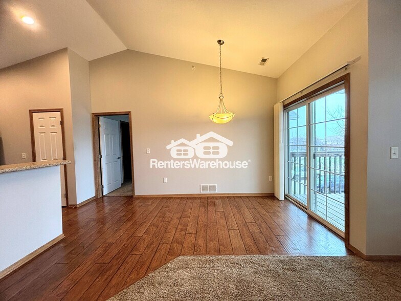 Building Photo - 2000 Meadow Ct