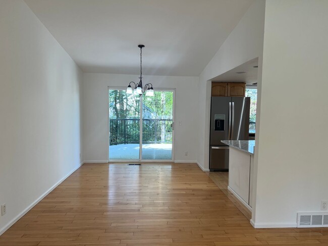 Building Photo - 4bd/2.75ba Bellevue Home