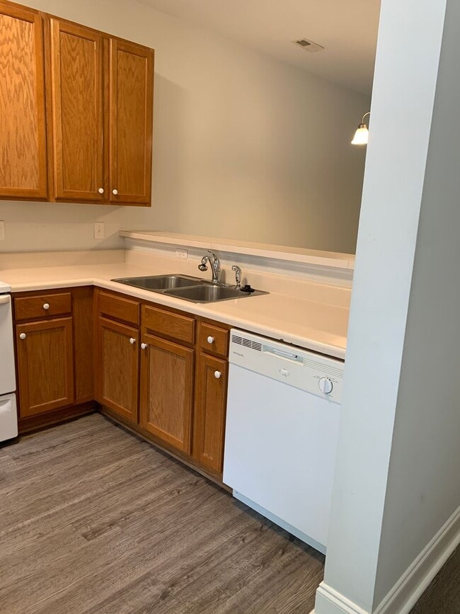 Building Photo - 2 Bedroom 1.5 Bath Townhome in Pleasant Gr...