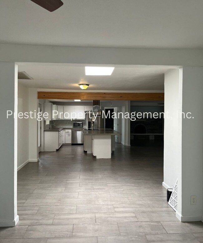 Building Photo - Welcome to This Lovely 3/2.5 East Side Home!!