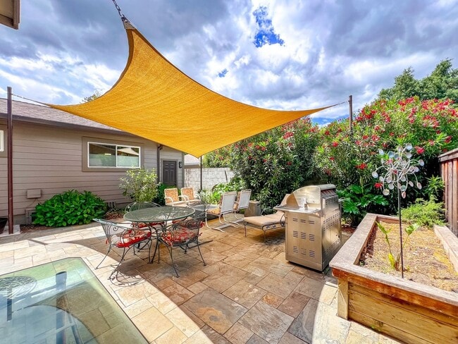 Building Photo - Beautiful Single-Level Home Located in the...