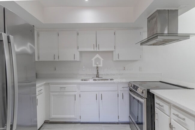 Building Photo - 911 Robinhood Ct