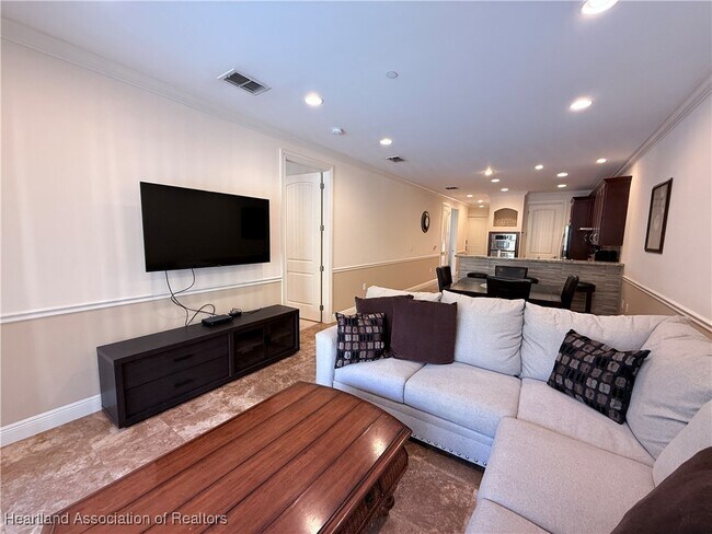 Building Photo - 2351 Lakeview Dr