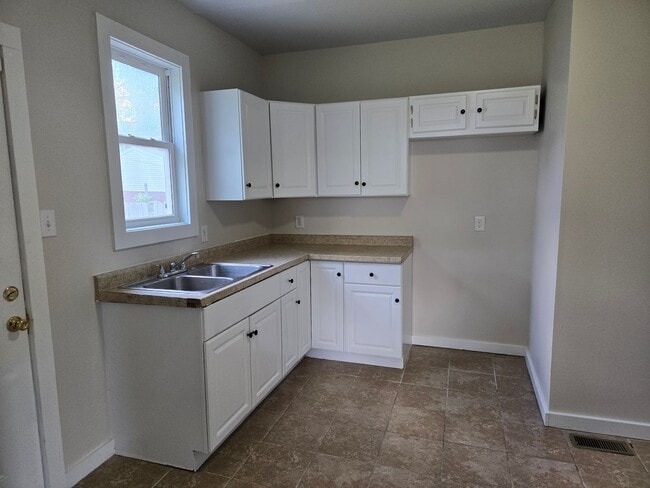 Building Photo - 3225 Dinnen Ave