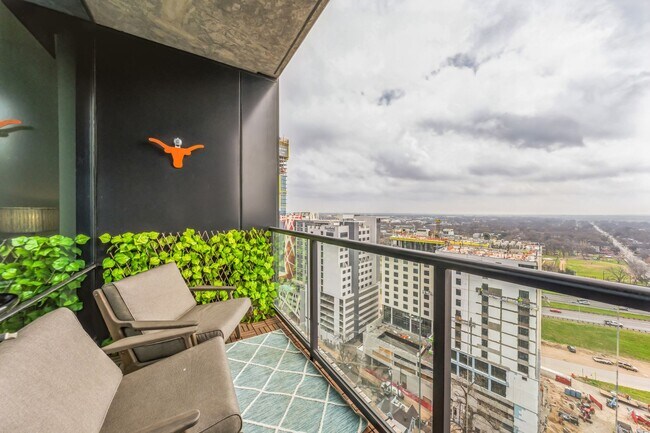 Building Photo - DOWNTOWN AUSTIN CONDO ON RAINEY STREET!! 1 BEDROOM 1 BATH - FULLY FURNISHED