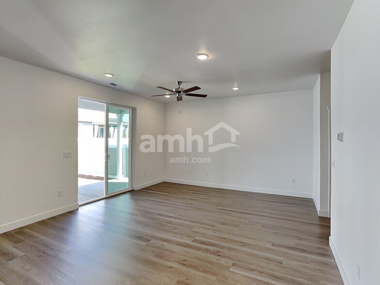 Building Photo - 4727 85th Dr NE