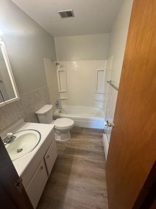 Building Photo - 2 Bed Single Level Apartment