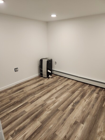 Building Photo - 144 Oriole Rd