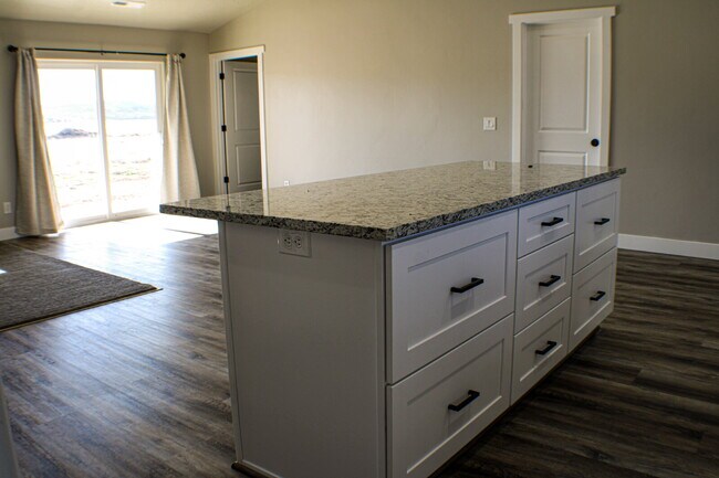 Building Photo - Like-New 3-Bed, 2-Bath Home in Enterprise – Modern, Bright & Move-In Ready!