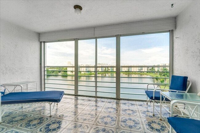 Building Photo - Meadowbrook Lakes View East Condominiums - Dania Beach