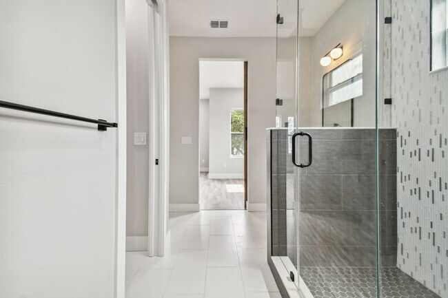 Building Photo - 2840 1st Ave S