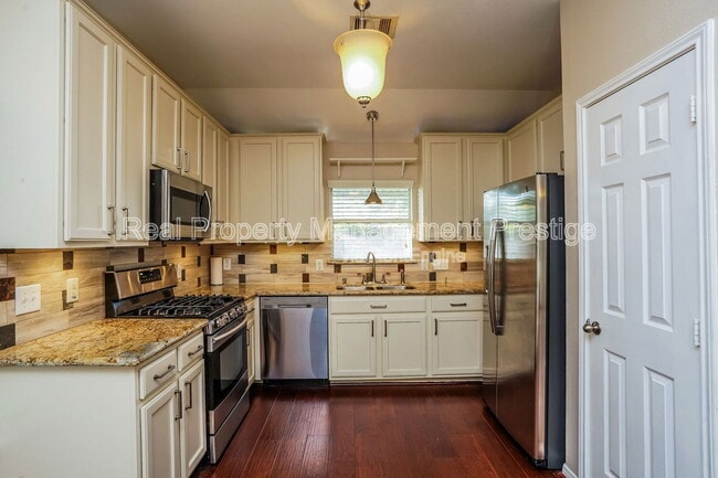 Building Photo - 1719 Village Townhome Dr