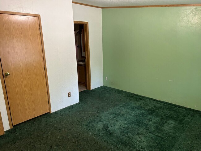 Building Photo - Cute Home Close to Everything