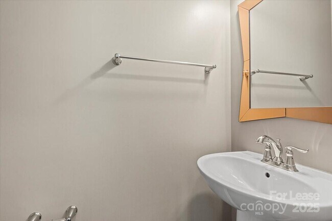 Building Photo - 3323 Major Samuals Way
