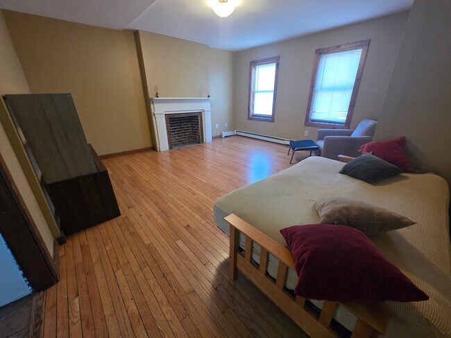 Building Photo - 15 E Parmenter St